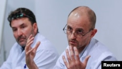 Анестезиолог Жан-Франсуа Пайен (справа)