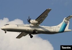 این تصویر یک ای‌تی‌آر-۷۲ هواپیمایی آسمان را نشان می‌دهد