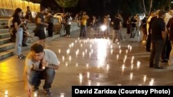 Акция памяти Джона Маккейна перед зданием парламента в Тбилиси, 27 августа 2018 г.