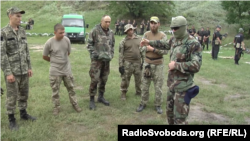 Херсонські прикордонники слухають ізраїльського інструктора