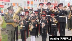 Мәктәп ачу тантанасында хәрби киемдәге оркестр