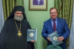 Справа наліво: голова Імператорського православного палестинського товариства, колишній директор ФСБ Росії Сергій Степашин, і митрополит Тамасоський і Орінійський Ісая (Кіпрська православна церква) після підписання угоди про співпрацю, 14 грудня 2018 року
