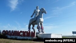 Коньнік на ўезьдзе ў Усьць-Арду з шаманскімі стужкамі