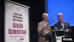 Крейг Мюррей Истанбул анжуманида нутқ сўзламоқда.