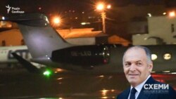 Коли літак вирулив ближче, журналісти помітили його бортовий номер OE-LEO – це повітряне судно, яким користується олігарх Віктор Пінчук