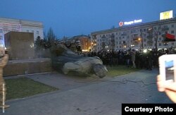 Демонтаж пам'ятника у Херсоні