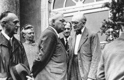 Рагна Енкінг на задньому плані. Дрезден. Фото: zwinger.it Авторські права © Всі права захищені | Літературна спадщина Леоніда Волинського | Тексти та дослідження Олени Костюкович. Із публікації «Настоящего времени»