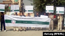 Члены общественной организации «Тарик е амал» в Афганистане требуют от властей одобрить законопроект о доступе к информации. Кабул, 28 сентября 2013 года.