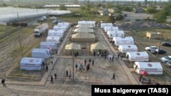 Граждане Азербайджана, которые пытаются вернуться на родину, с мая живут в палаточном лагере в Дагестане