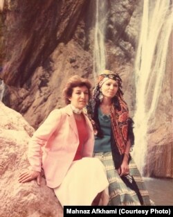 در کنار شهبانو فرح پهلوی در سفری به لرستان در سال ۱۳۵۵