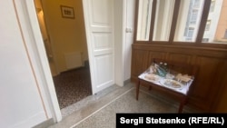 Аби замовити їжу, гості комунікують із працівниками готелю через смартфон. Замовлення лишають на спеціальному столику біля дверей кімнати