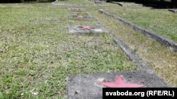 На гэтых жа могілках — безыменныя магілы палонных чырвонаармейцаў