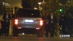 Восени 2019-го «Схеми» вже розповідали, як цей актор студії «Квартал 95» непублічно відвідував прем’єр-міністра Олексія Гончарука із забудовником Мхітаряном