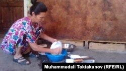 Qadın qab-qacaq yuyur