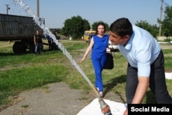 Міський голова Ізмаїлу перевіряє насосні станції (Фото з соцмереж: Мілана Атмажова)