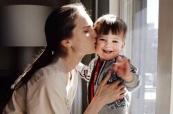 Українська модель і телеведуча Алла Костромічова разом з сином