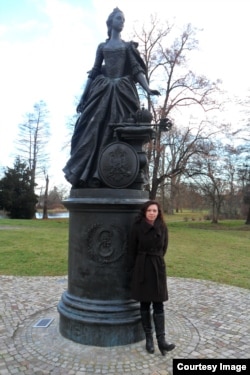 Тамара Рейсиг Германияның Цербест қаласында Ресей патшасы Екатеринаға қойылған ескерткіш жанында.