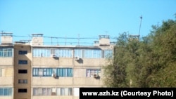 Вид на дом, в котором укрывались предполагаемые террористы. Фото с сайта "Ақ Жайық".
