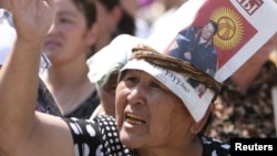 Мелис Мырзакматовду колдогон митингдеги аял, август, 2010-ж.