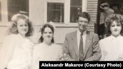 1990 год. Александр Макаров, учитель биологии, с выпускницами своего класса.