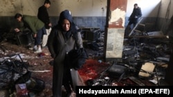 Маданий борбордогу чабуулда уулун жоготкон аял. Кабул, 28-декабрь, 2017-жыл.