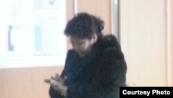 Руководитель центра адаптации детей в Актобе Эльмира Кадимова в здании суда. Фотография Алимы Абдировой.