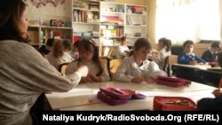 Вчитель-асистент допомагає Міріам на уроці