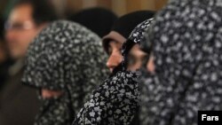 برخی از متهمان پرونده «اختلاس سه هزار میلیارد تومانی»- ۲۹ بهمن ۱۳۹۰