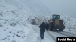 Бишкек–Ош жолундагы кар көчкүнү тазалоо учуру. ӨКМдин сүрөтү. (архив)