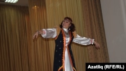 Вәсилә Хуҗина башкорт биюен башкара