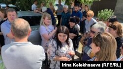 Зарина Дзагоева (в центре), депутат парламента Давид Санакоев (слева)