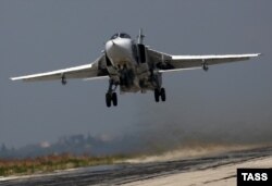 Російський винищувач Су-30 взлітає з авіабази у Латакії. 5 жовтня 2015 року