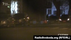 Чоловік, схожий бізнесмена Павла Фукса, виходить з Адміністрації президента