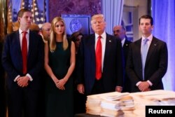 Дональд Трамп со своими детьми перед пресс-конференцией. Нью-Йорк, 11 января 2017 года.