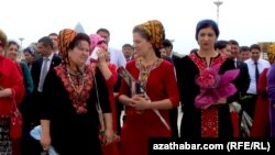 Aşgabatda geçirilen köpçülikleýin çäreleriň birine gatnaşýan edara-kärhanalaryň işgärleri (Illýustrasiýa suraty)