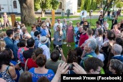 Фестиваль Bouquet Kyiv Stage 2019, Уляна Супрун у центрі на галявині перед ясенем, за нею стоїть Євген Уткін