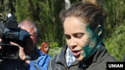 Народний депутат від партії «Опозиційний блок» Наталія Королевська була облита зеленкою під час ходи до Дня перемоги над нацизмом у Другій світовій війні. Слов’янськ Донецької області, 9 травня 2016 року.