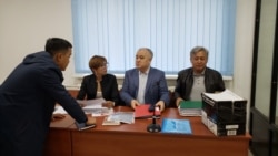 Суд по делу Омурбек Текебаева (в середине) и Дуйшенкула Чотонова (справа).