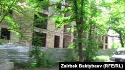 "Ата-Түрк" сейил багындагы мыйзамсыз курулуштар. 8-май, 2013-жыл.