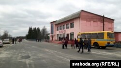 У сьвяточны дзень найбольш люду каля вясковай крамы