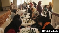 Шахмат ойноп жаткан оогандык кыздар. Герат провинциясы, 2010-жыл