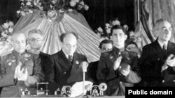 Прэзыдыюм Габрэйскага антыфашыстоўскага камітэту. У цэнтры — Саламон Міхоэлс