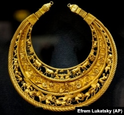 Пектораль із Товстої могили – пектораль (нагрудна прикраса) скіфського царя IV століття до нашої ери. Вага – 1150 грамів, діаметр — 30,6 сантиметра, зроблена із золота 958 проби. Знайдена на території України у 1971 році біля міста Покрова