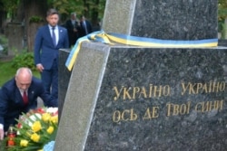 Міністр оборони Польщі Антоній Мацеревич кладе вінок до пам'ятника воїнам УНР у Варшаві, 15 серпня 2017 року