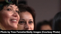 Гульнара Каримова (слева) с Гаяне Авакян на показе мод в Ташкенте, 12 октября 2010 года.