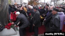 Тантана яңа ачылган һәйкәлгә чәчәкләр салу белән тәмамланды