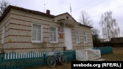 На будынку сельскай адміністрацыі ў Дзегцяроўцы на 2 красавіка не вывешваюць дзяржаўнага сьцяга Беларусі