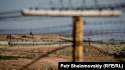 Пограничные столбы на границе Таджикистана и Афганистана.