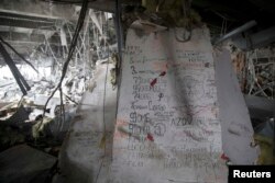 Одна зі стін в аеропорту з позивними українських солдатів