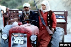 Туркмены Сирии едут на тракторе. Село Ямади, 24 ноября 2015 года.